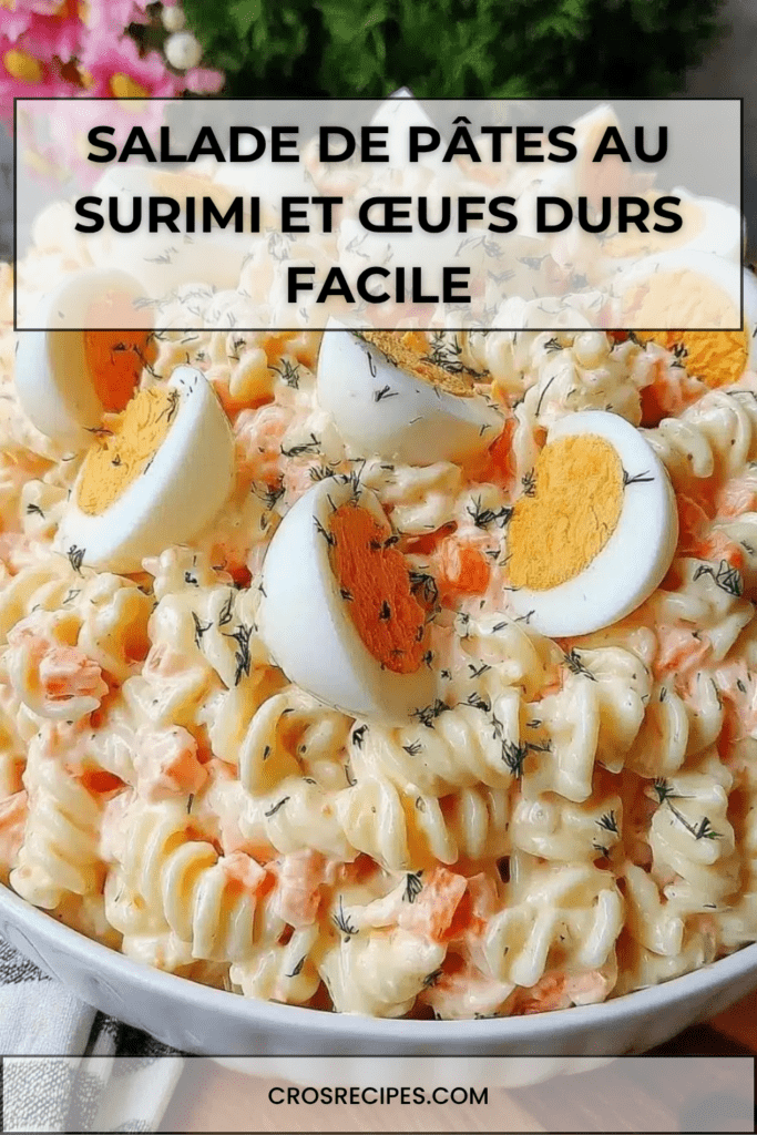 Grand saladier de salade de pâtes au surimi avec œufs durs, carottes, maïs, herbes fraîches et sauce crémeuse citronnée