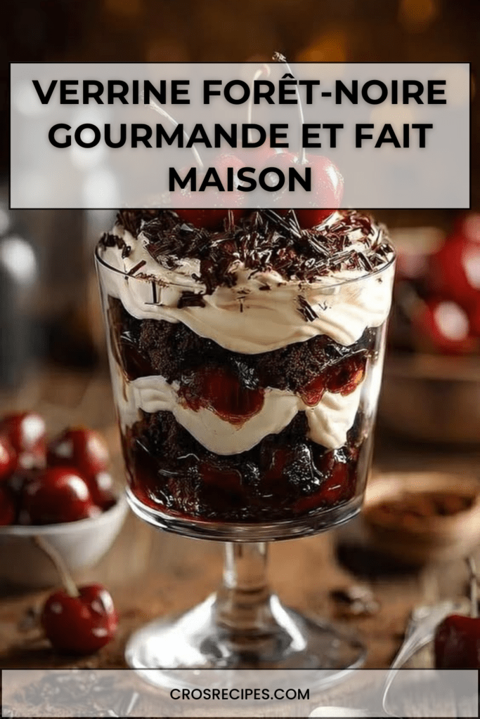 Verrine forêt-noire avec couches de gâteau au chocolat, chantilly maison, cerises juteuses et copeaux de chocolat noir.