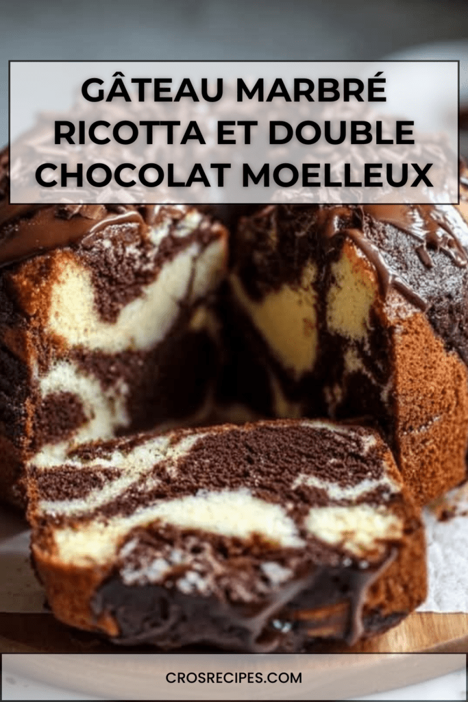 Gâteau marbré à la ricotta et au double chocolat nappé de glaçage au chocolat, décoré de copeaux de chocolat noir, présenté sur une assiette avec une texture moelleuse et un marbrage visible à la découpe.
