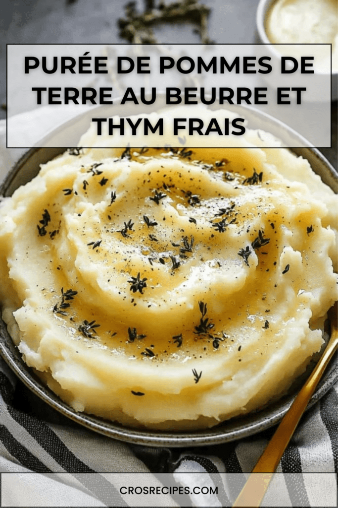Bol de purée de pommes de terre onctueuse au beurre, décorée de thym frais, avec une texture lisse et crémeuse, légèrement brillante, servie chaude.