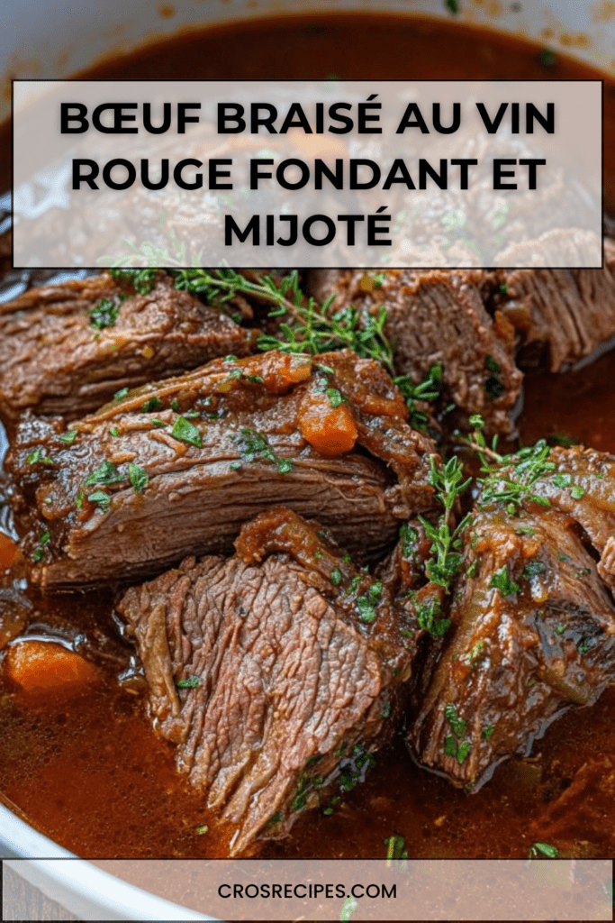 Bœuf braisé au vin rouge servi dans une cocotte, avec morceaux de viande fondants, carottes, sauce sombre brillante, persil frais et thym en finition.