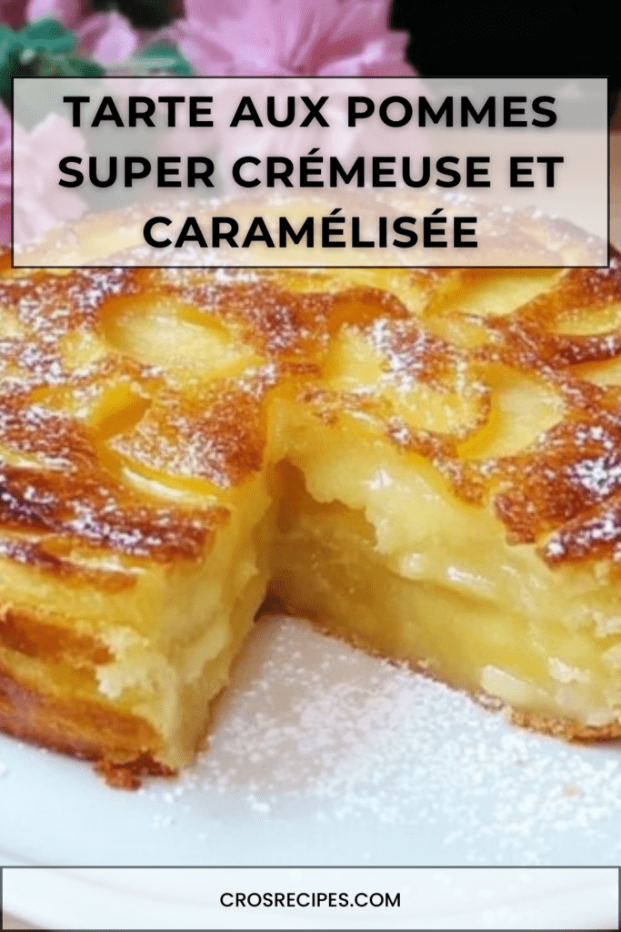 Tarte aux pommes super crémeuse, dorée et légèrement caramélisée, garnie de fines tranches de pommes, saupoudrée de sucre glace sur assiette.