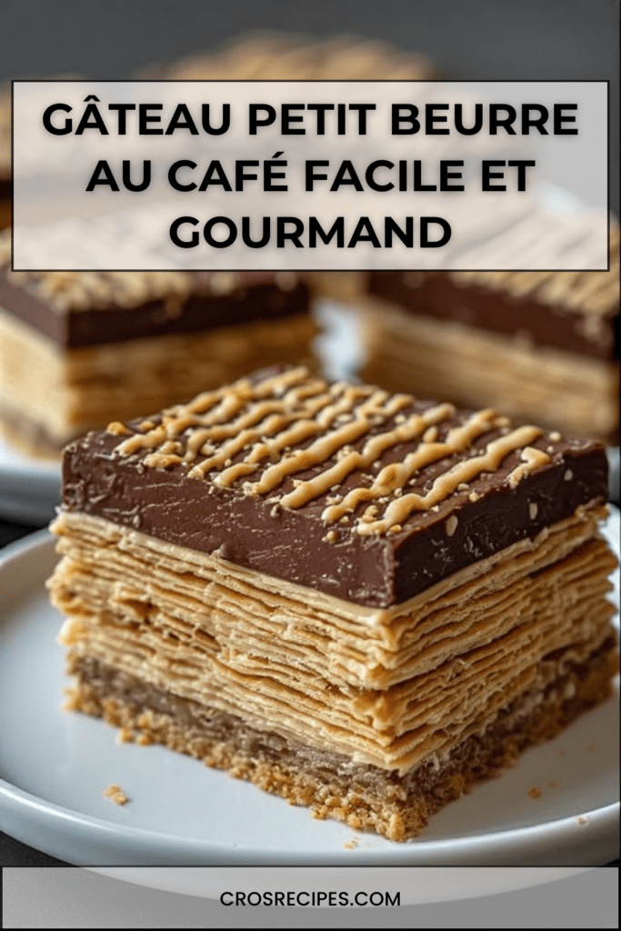 Gâteau Petit Beurre au café monté en couches de biscuits imbibés de café et de crème au beurre, recouvert d’un nappage au chocolat lisse et servi en parts.