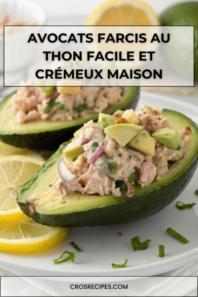 Avocats farcis au thon crémeux avec yaourt grec, citron et cornichons, servis frais avec une texture onctueuse et une présentation élégante.