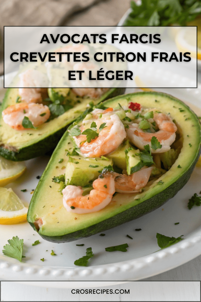 Avocats farcis aux crevettes citronnées avec yaourt grec et aneth, servis bien frais, texture crémeuse et garniture savoureuse.