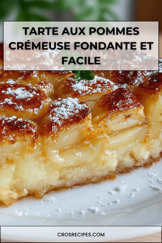 Tarte aux pommes crémeuse dorée au four avec lamelles de pommes fondantes et surface légèrement caramélisée, saupoudrée de sucre glace.