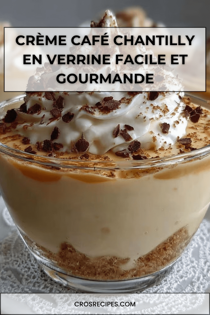 Verrines de crème au café surmontées de chantilly maison, avec biscuits émiettés et copeaux de chocolat, présentées en couches élégantes.