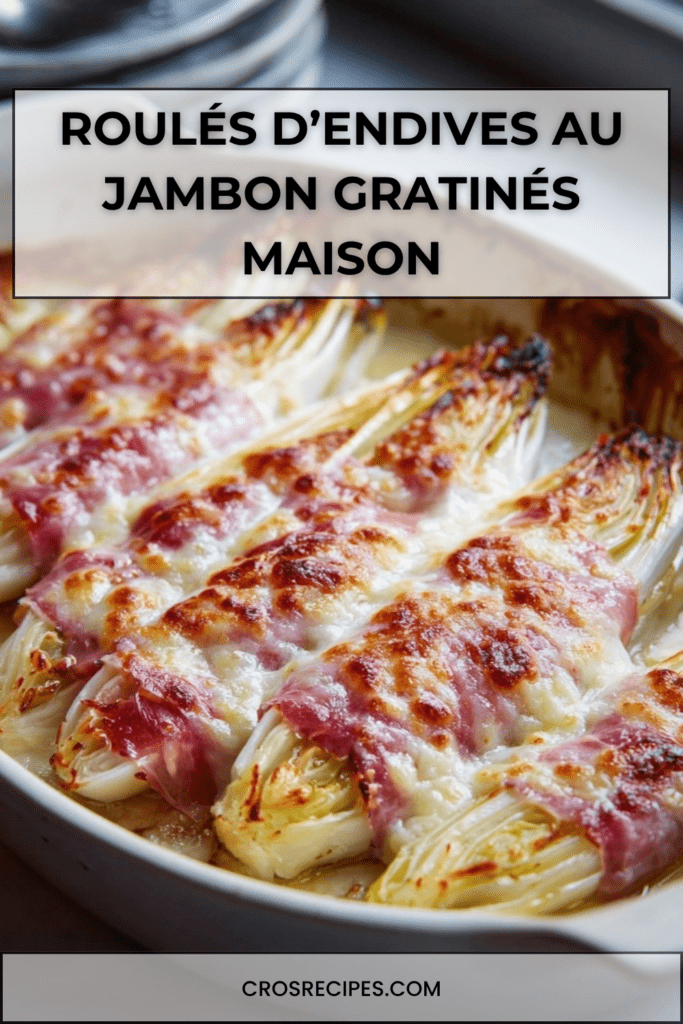 Roulés d’endives au jambon nappés de sauce béchamel et gratinés au four, servis dans un plat doré avec fromage fondu et surface légèrement croustillante.