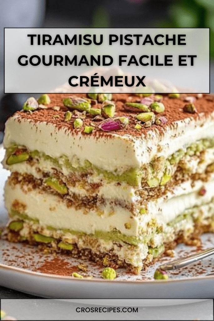 Verrine de tiramisu à la pistache avec couches de crème mascarpone verte, biscuits imbibés et éclats de pistaches sur le dessus.