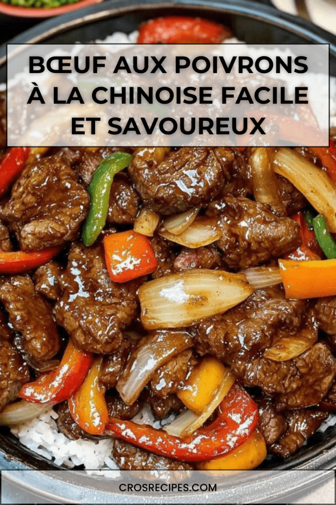 Assiette de bœuf aux poivrons à la chinoise avec lamelles de bœuf sautées, poivrons colorés, oignons fondants, sauce brillante et riz blanc servi chaud.