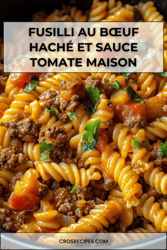 Assiette de fusilli au bœuf haché et à la tomate, nappés d’une sauce rouge brillante, garnis de persil frais haché et servis bien chauds.