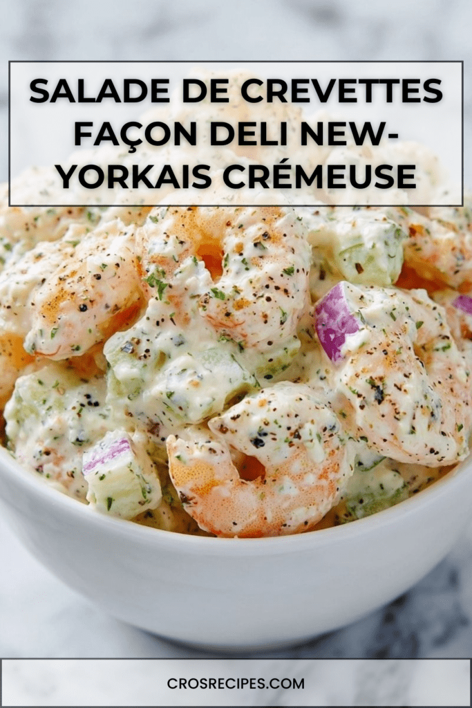 Bol de salade de crevettes façon deli new-yorkais avec mayonnaise, céleri croquant, oignon rouge et herbes fraîches, servi sur pain grillé.