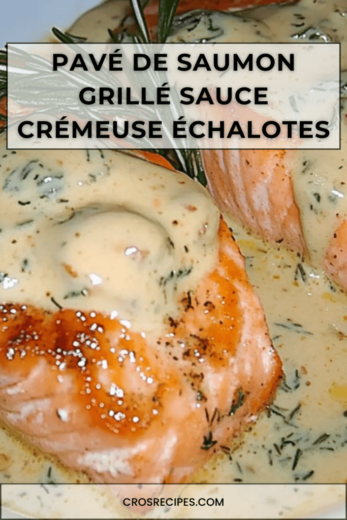 Pavé de saumon doré à la poêle nappé d’une sauce crémeuse aux échalotes, servi avec herbes fraîches et accompagnement de riz.