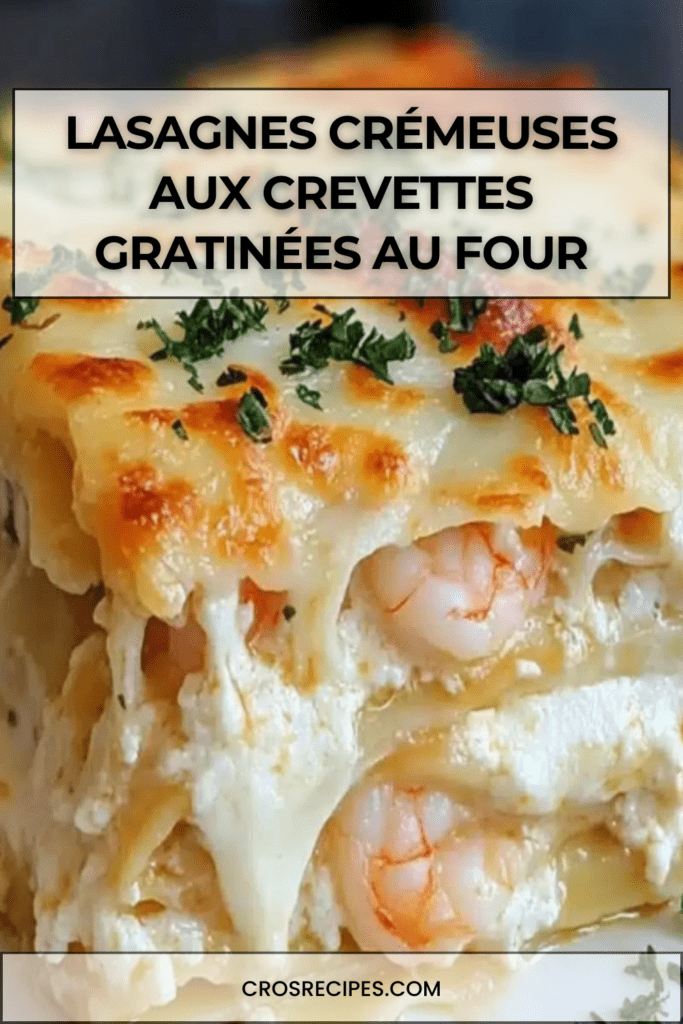 Plat de lasagnes crémeuses aux crevettes avec couches de pâtes, ricotta et fromage gratiné doré au four, garni de persil frais.