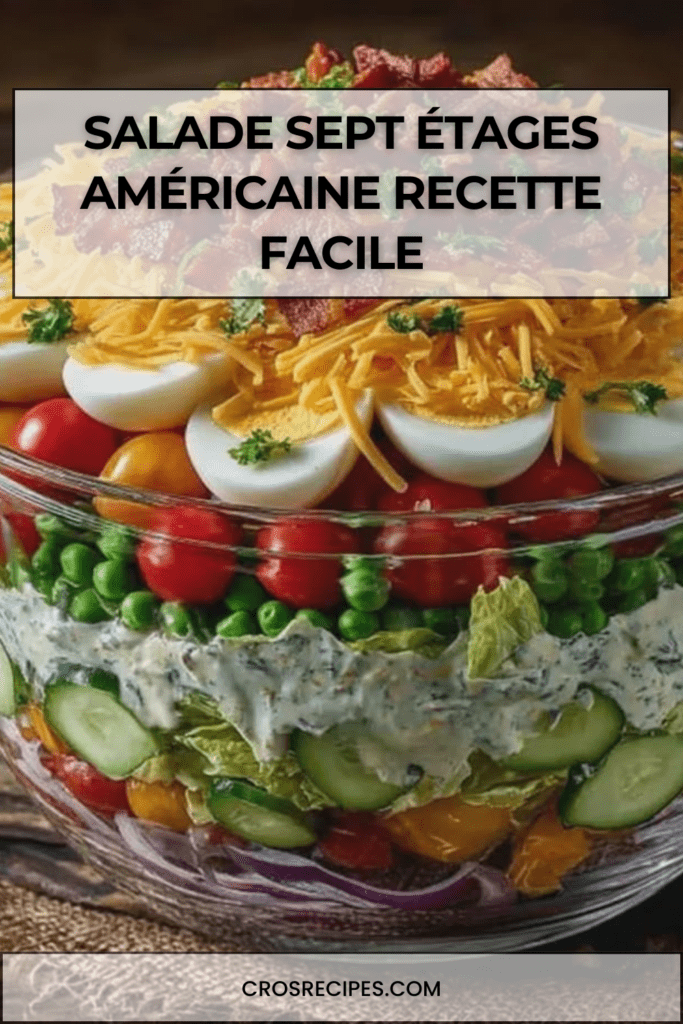 Grande salade sept étages américaine dans un saladier transparent avec couches de laitue, légumes, œufs, cheddar et bacon croustillant.