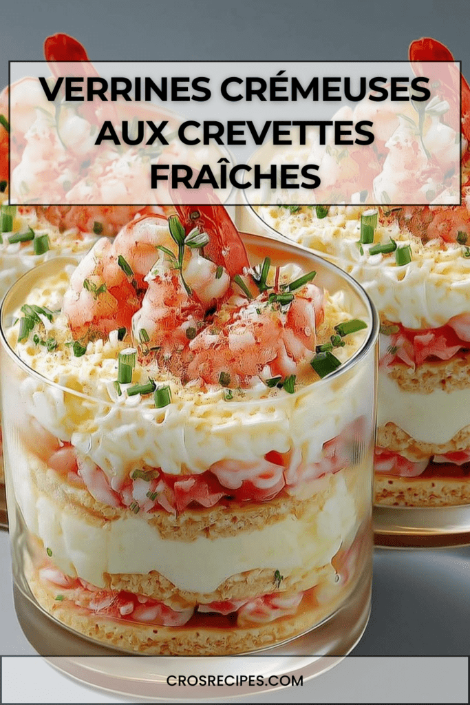 Verrines crémeuses aux crevettes avec fromage frais citronné, crackers croustillants et ciboulette, décorées d’une crevette entière et paprika.