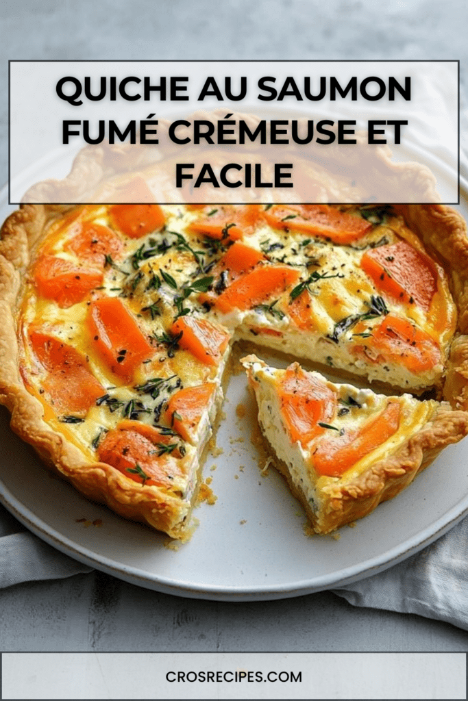 Quiche au saumon fumé dorée au four avec pâte croustillante et garniture crémeuse aux herbes, servie en parts sur une assiette.