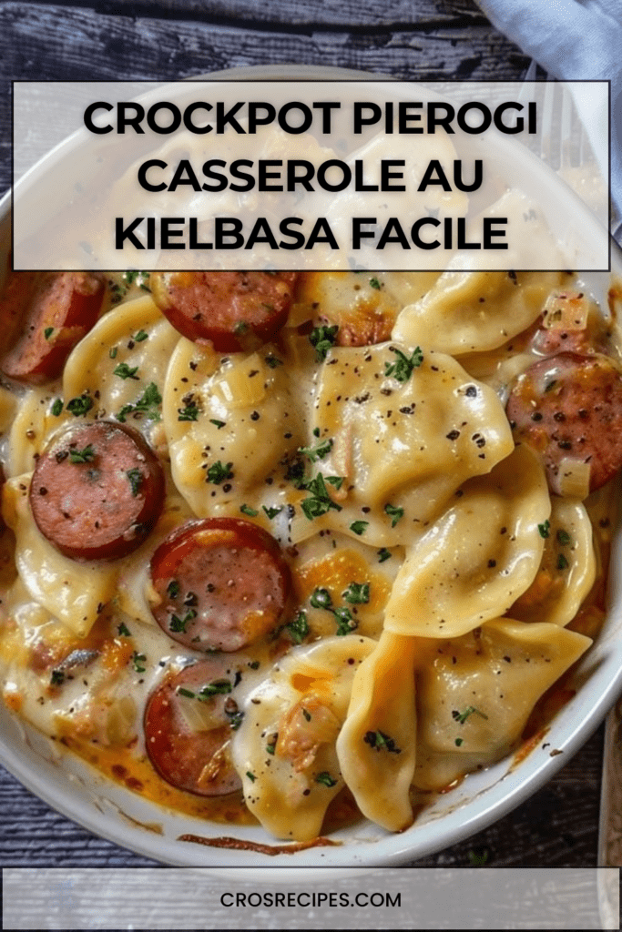 Crockpot Pierogi Casserole avec kielbasa fumée, pierogi fondants, sauce crémeuse au cheddar, oignons dorés et persil frais dans une mijoteuse