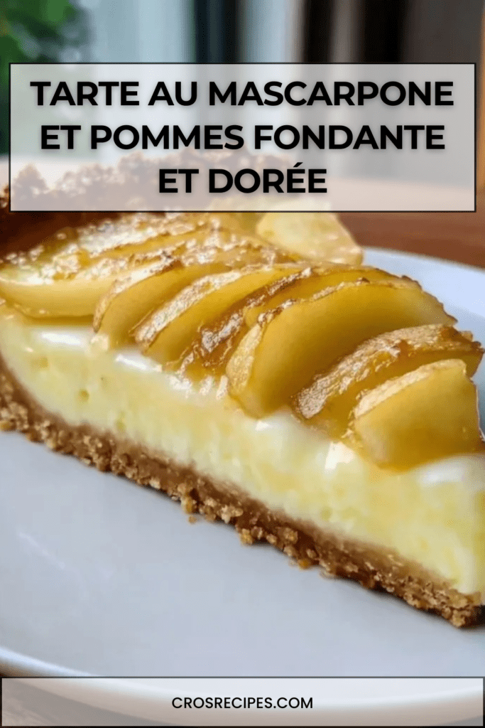 Tarte au mascarpone et à la pomme cuite au four, garnie de fines tranches de pommes disposées en rosace sur une crème onctueuse, avec une pâte sablée dorée et croustillante.