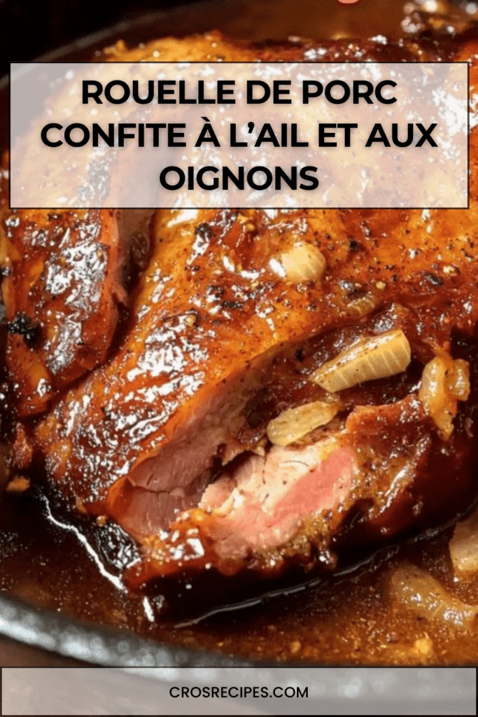 Rouelle de porc confite servie dans une cocotte avec une sauce brune aux oignons caramélisés et à l’ail, viande fondante nappée généreusement, plat rustique et familial.