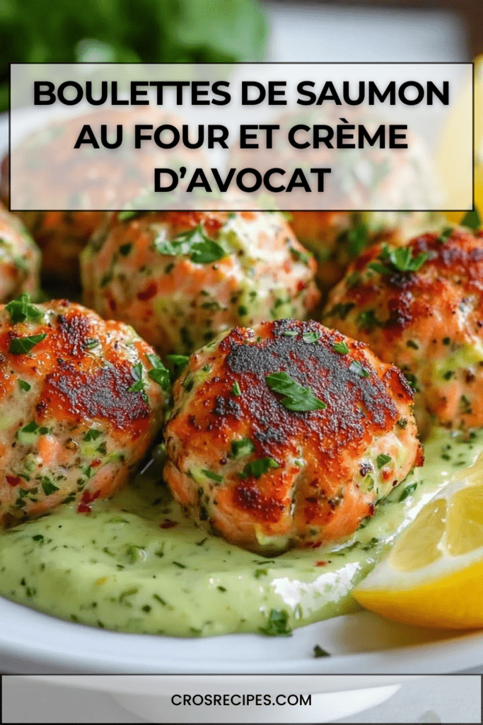 Boulettes de saumon dorées au four servies avec une crème d’avocat onctueuse et citronnée, décorées de persil frais sur une assiette claire.