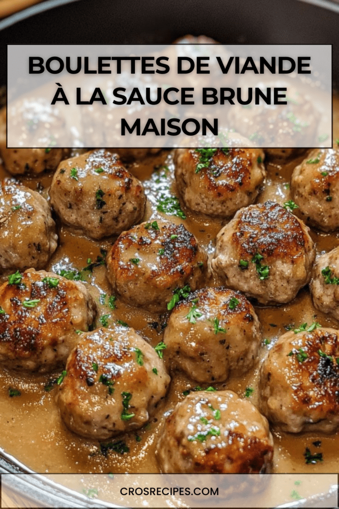 Boulettes de viande dorées mijotées dans une sauce brune onctueuse avec persil frais, servies dans une poêle rustique.