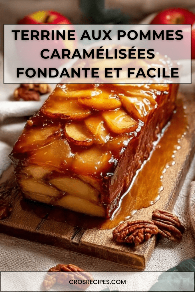 Tranches de terrine aux pommes caramélisées, dorées et fondantes, servies sur assiette avec nappage caramel et quelques noix de pécan.