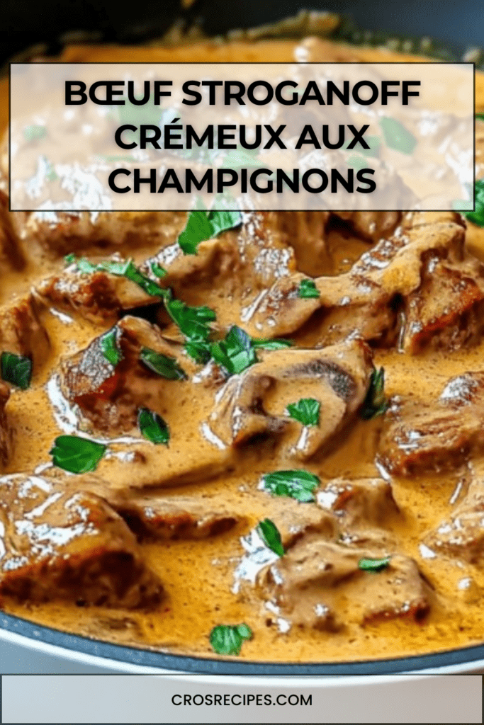 Bœuf Stroganoff crémeux aux champignons servi dans une assiette avec sauce onctueuse, persil frais et accompagnement de pâtes.