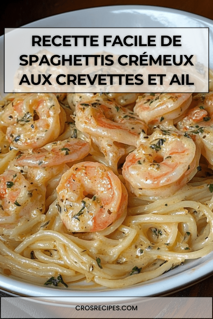 Spaghettis crémeux aux crevettes, ail et parmesan servis dans une assiette avec persil frais et sauce onctueuse.