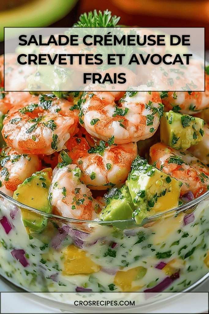 Salade crémeuse de crevettes et avocat servie dans un bol, avec oignon rouge, herbes fraîches et sauce onctueuse au citron.