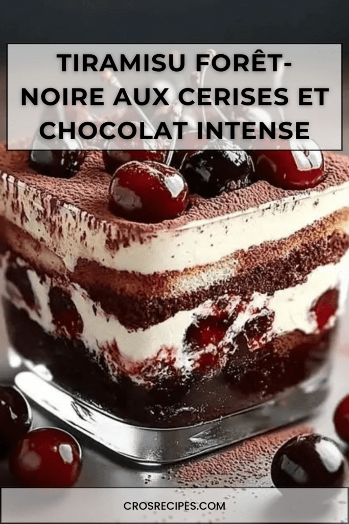 Verrines de tiramisu Forêt-Noire avec couches de biscuits imbibés, crème mascarpone, cerises, cacao et copeaux de chocolat noir.
