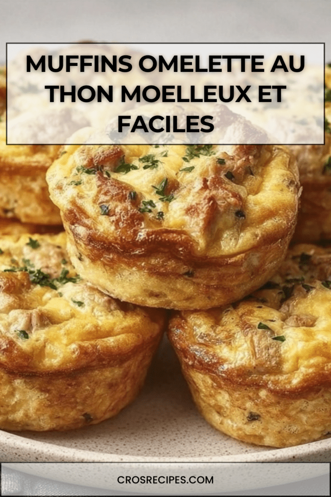 Muffins d’omelette au thon dorés et moelleux, garnis d’herbes et de fromage, servis chauds dans un moule à muffins.