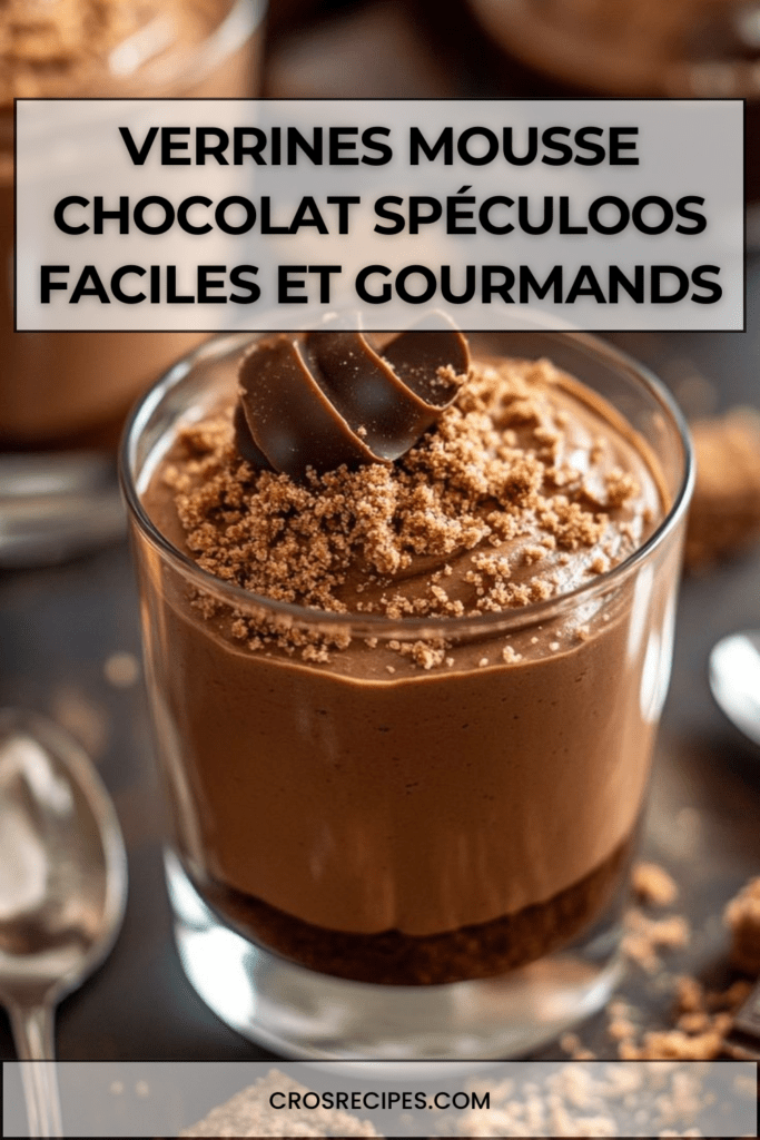 Verrines mousse chocolat avec base de spéculoos croustillante, mousse onctueuse et décoration de copeaux de chocolat et biscuits émiettés.