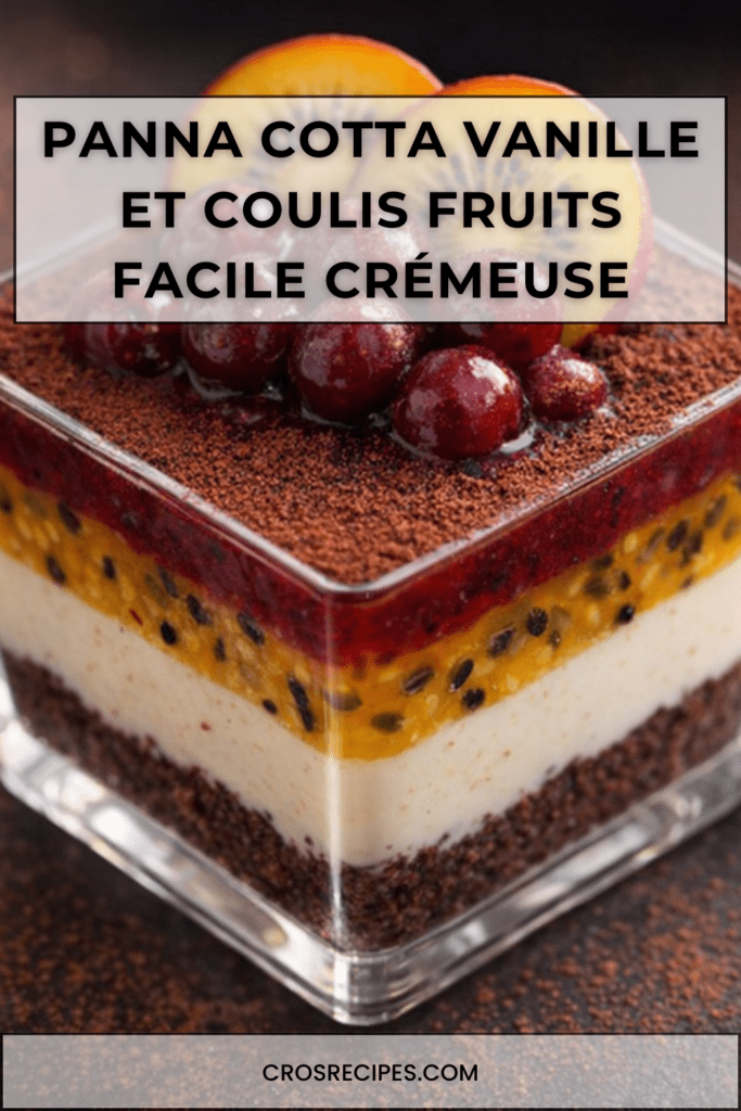 Verrines de panna cotta vanille onctueuse avec coulis de fruits rouges brillant et morceaux de fruits frais en décoration.