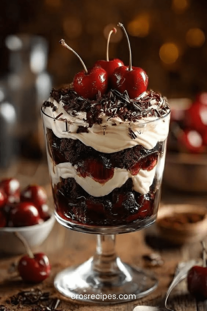Verrine forêt-noire avec couches de gâteau au chocolat, chantilly maison, cerises juteuses et copeaux de chocolat noir.