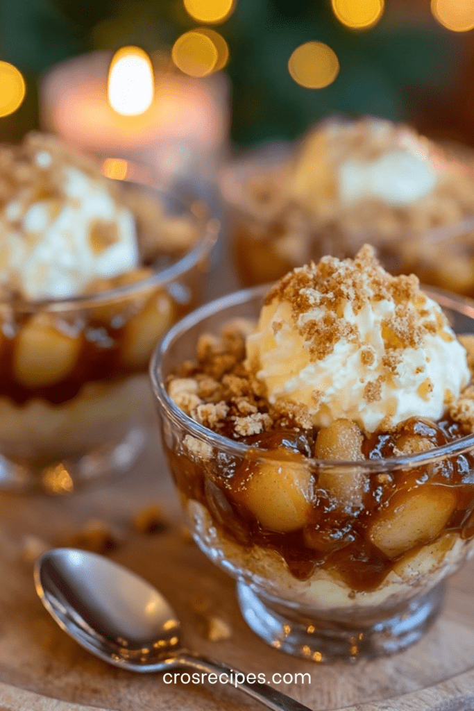 verrine pomme caramélisées avec crème onctueuse et crumble de biscuits sablés, nappées de caramel, présentées en couches gourmandes.