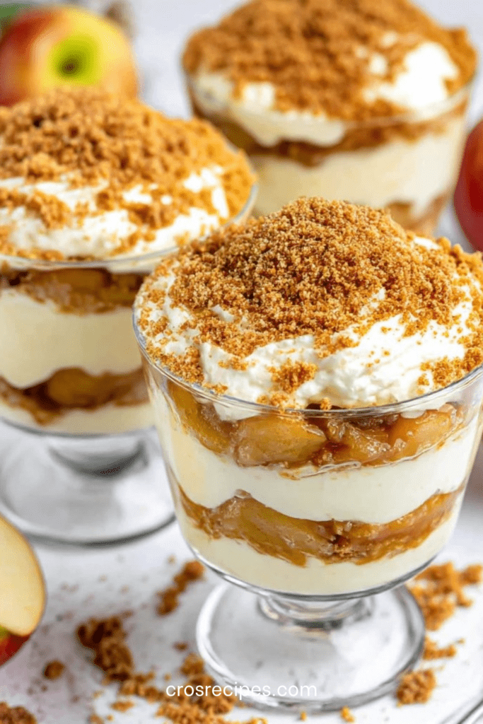 Verrines de pommes caramélisées à la cannelle avec mascarpone crémeux et spéculoos émiettés, présentées en couches gourmandes.