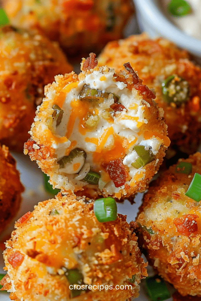 Boules croustillantes au fromage fondu, bacon grillé et jalapeños, dorées et servies chaudes avec une sauce d’accompagnement.