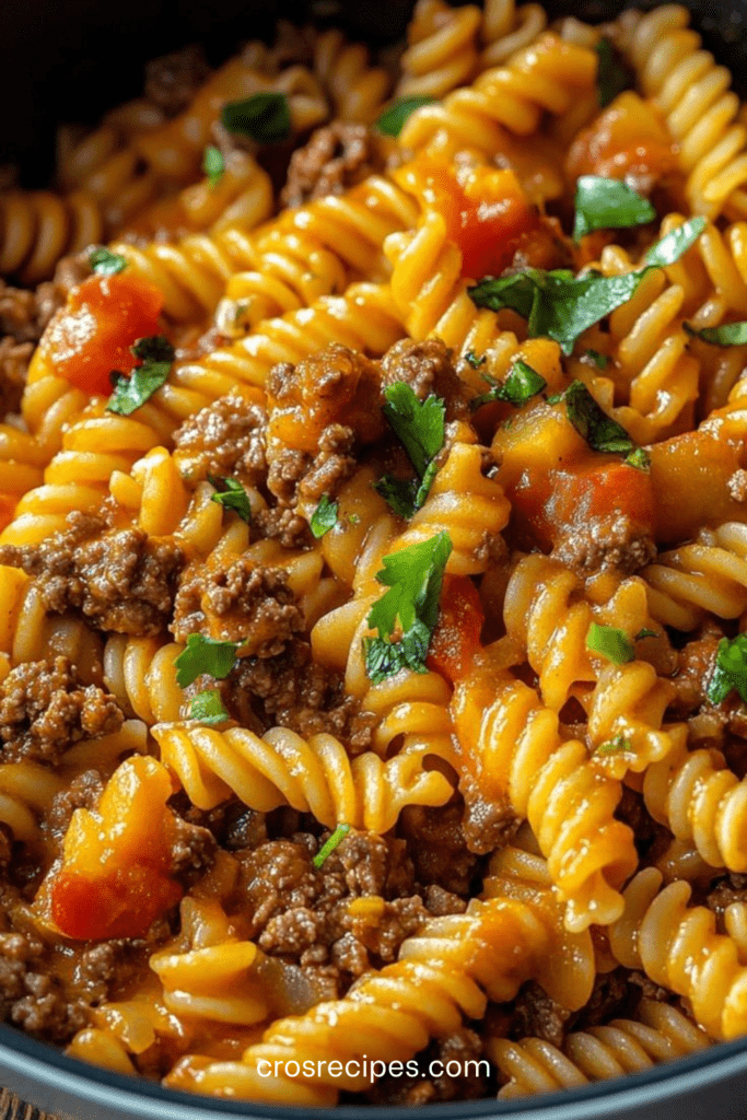 Assiette de fusilli au bœuf haché et à la tomate, nappés d’une sauce rouge brillante, garnis de persil frais haché et servis bien chauds.