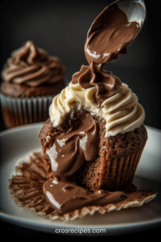Cupcake au chocolat au cœur coulant garni de pâte à tartiner, surmonté d’un glaçage buttercream bicolore vanille et chocolat, avec nappage au chocolat fondu.