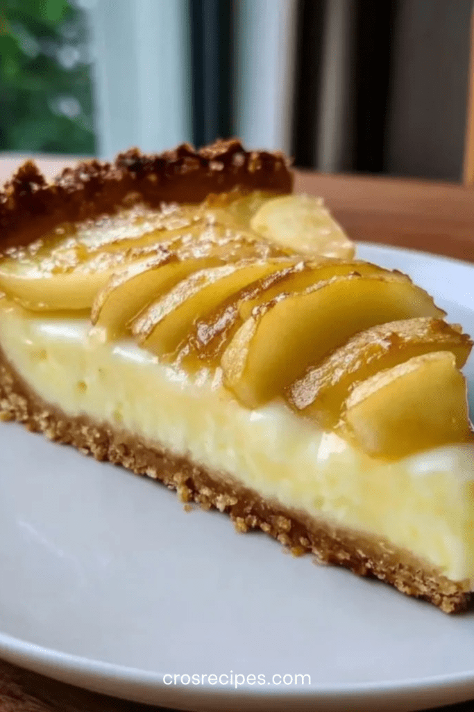Tarte au mascarpone et à la pomme cuite au four, garnie de fines tranches de pommes disposées en rosace sur une crème onctueuse, avec une pâte sablée dorée et croustillante.