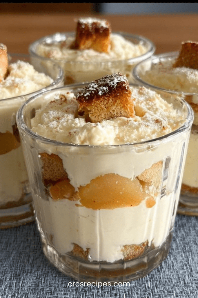 Verrines de tiramisu aux poires avec crème mascarpone onctueuse, biscuits imbibés, morceaux de poires fraîches et légère finition au sucre glace.