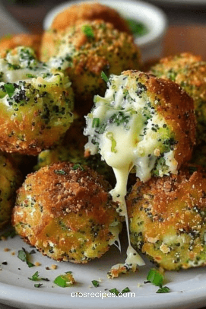 Bouchées de brocoli dorées et croustillantes au fromage, servies chaudes avec une texture fondante et filante à l’intérieur, accompagnées d’une sauce.