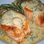 Pavé de saumon doré à la poêle nappé d’une sauce crémeuse aux échalotes, servi avec herbes fraîches et accompagnement de riz.