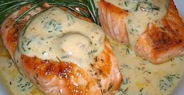 Pavé de saumon doré à la poêle nappé d’une sauce crémeuse aux échalotes, servi avec herbes fraîches et accompagnement de riz.