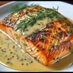 Pavés de Saumon grillé dorés à la poêle nappés d’une sauce crémeuse aux échalotes et aux herbes, servis avec légumes vapeur et riz basmati.