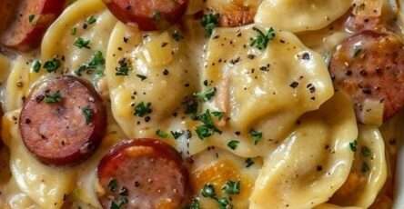 Crockpot Pierogi Casserole avec kielbasa fumée, pierogi fondants, sauce crémeuse au cheddar, oignons dorés et persil frais dans une mijoteuse