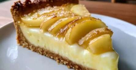 Tarte au mascarpone et à la pomme cuite au four, garnie de fines tranches de pommes disposées en rosace sur une crème onctueuse, avec une pâte sablée dorée et croustillante.