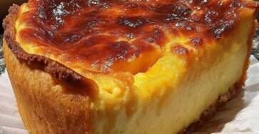 Flan boulanger maison à la vanille sur pâte croustillante, à la surface dorée et légèrement caramélisée, présenté en parts sur une assiette.