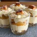 Verrines de tiramisu aux poires avec crème mascarpone onctueuse, biscuits imbibés, morceaux de poires fraîches et légère finition au sucre glace.